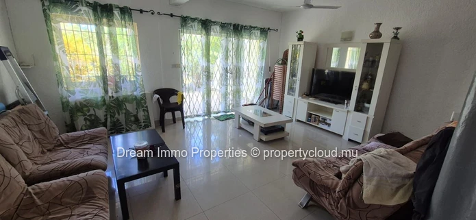 Spacieux triplex meublé de 3 chambres avec jardin privé à Flic en Flac – Ile Maurice