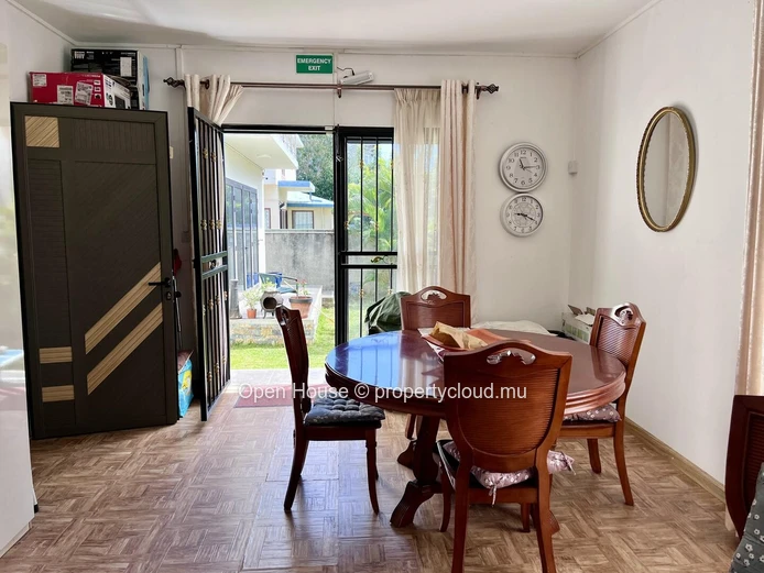 MAURITIAN VILLA in Grand Baie, 300m² living space, 353m² land, 3 bedrooms, office, garden, parking, close to schools,...