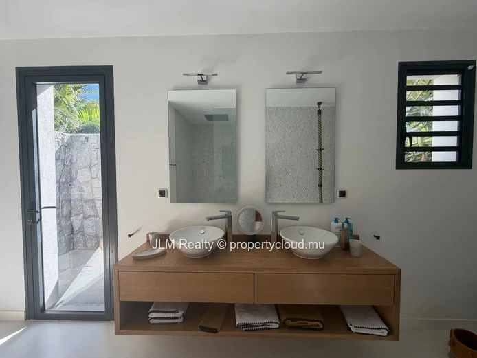 À Vendre : Villa Contemporaine de Prestige de 5 Chambres à Tamarin, Île Maurice