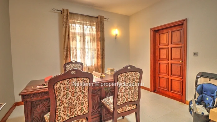 Modern single-storey villa with 6 bedrooms close to amenities.