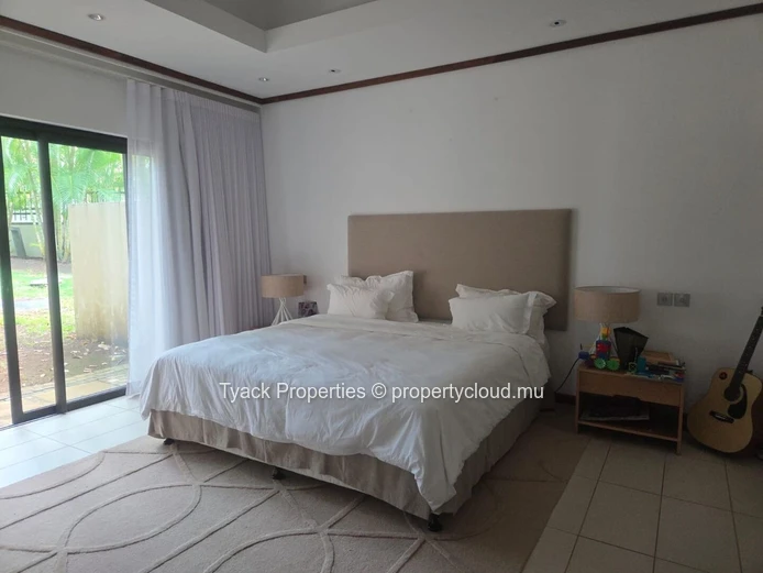 Exceptionnelle villa d architecte 600m2 avec vaste jardin paysager et piscine privée
