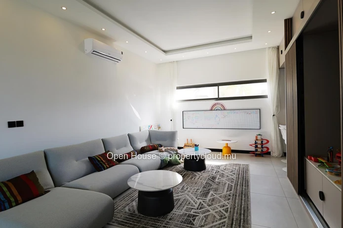 PDS villa for sale in Grand Baie, 214m² living space, 527m² land, 3 bedrooms, private pool, luxurious interior and ex...