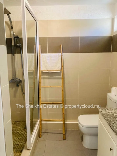Charmant Triplex de 4 Chambres à Louer | Flic en Flac | 