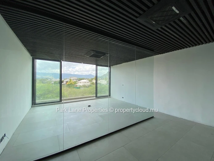 Exceptional office space with sea and mountain view