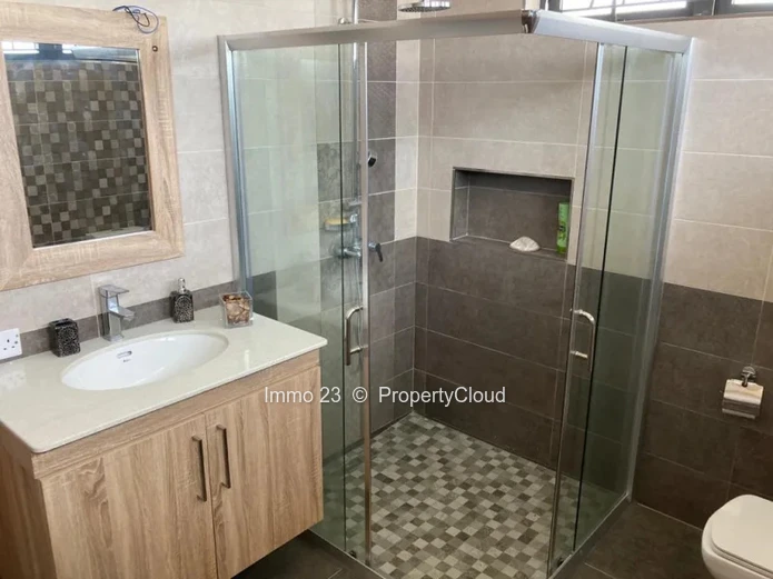 Maison / Villa - 5 chambres - Eb00e8ne - Ref. MA45488LO