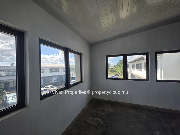 Location local commercial 97 m² avec mezzanine à Calebasses