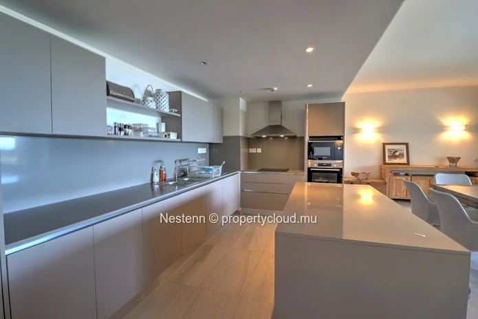 Appartement moderne de 3 chambres avec piscine privée et un accès direct plage 