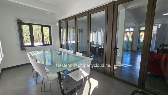 Commercial building of 223m2