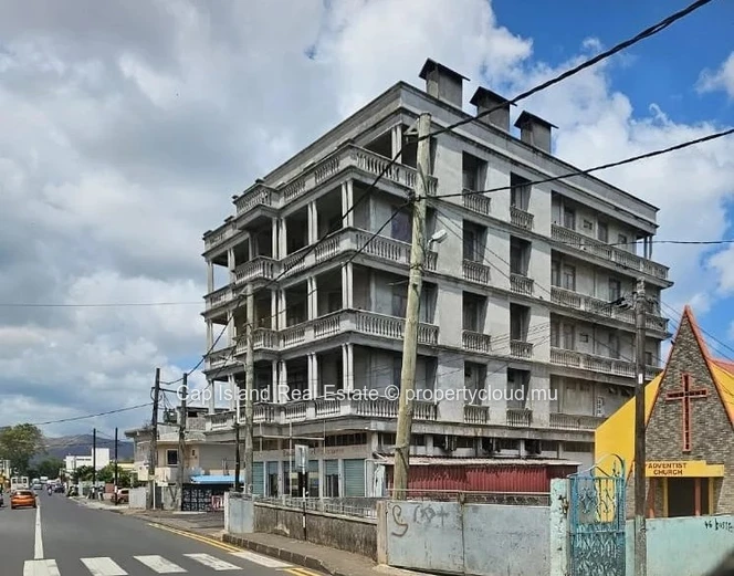 For Sale – 5-Storey Building with Private Elevator – Prestigious Address in Terre Rouge