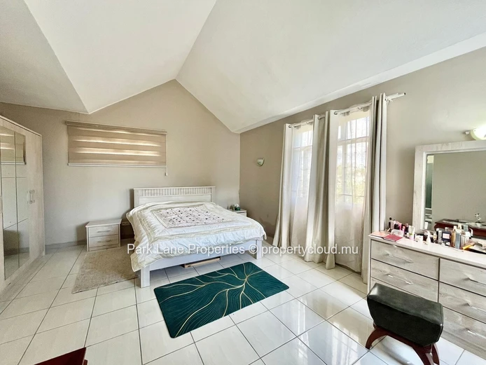 Grande Villa Familiale à Vendre à Quatre Bornes