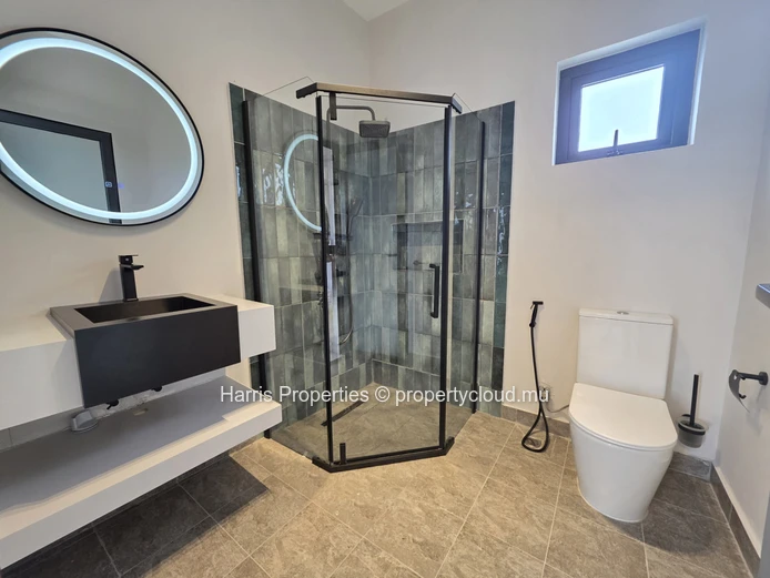 Magnifique duplex individuel moderne à louer à Pereybere – À proximité de Winners et de la plage
