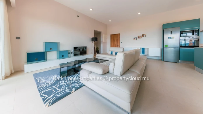 Penthouse neuf de luxe avec vues imprenables sur les montagnes et la mer à Trianon