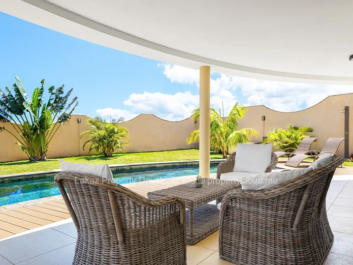 Villa for sale with Pool in Albion - Accessible to Foreigners 