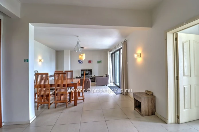 Bel appartement de trois chambres avec terrasse et vue sur la mer