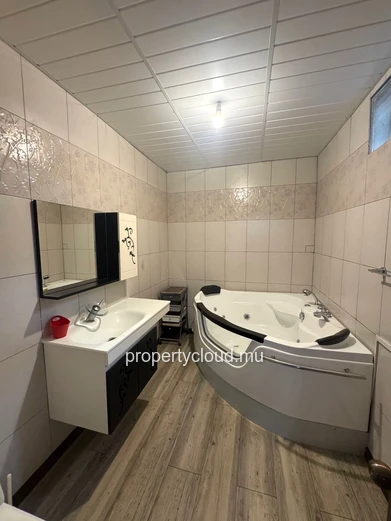 Flic en Flac – À vendre : spacieuse villa de 300 m², 5 chambres, située dans un quartier résidentiel calme.