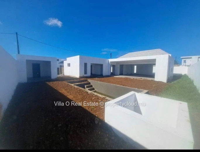 Unique opportunity to acquire a lovely 4-bedroom en-suite house in a secure residence in Grand Baie. Rs. 12 million s...