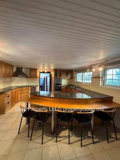 Villa 4 chambres à louer - Floreal, Curepipe | 110 000 roupies par mois | Terrain de 50 perches | 6 000 pieds carrés