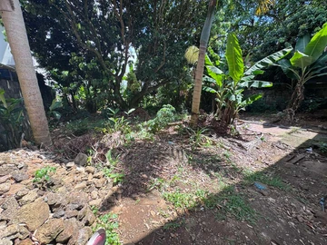 Residential land of 5.5 perches for sale in Vacoas.