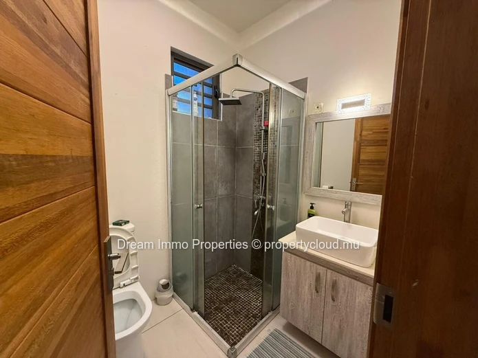 Bel Appartement meublé de 3 chambres avec jardin privatif, Flic en Flac – Ile Maurice