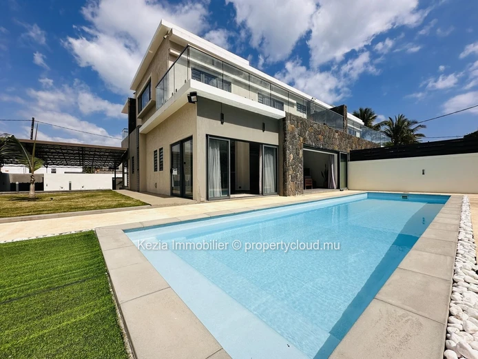 Contemporary Villa With Large Pool