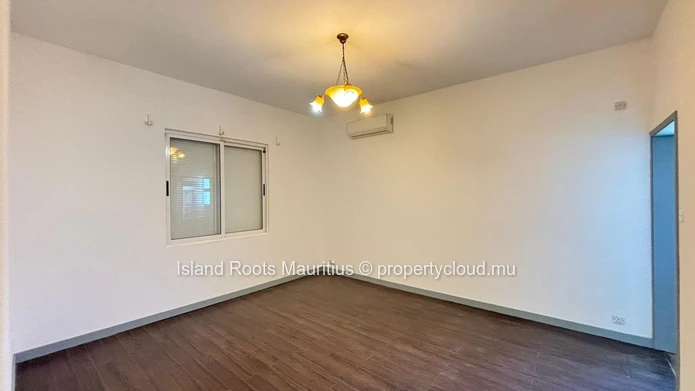 Opportunité d'acquérir une maison de 3 chambres dans un morcellement calme à Flic en Flac.