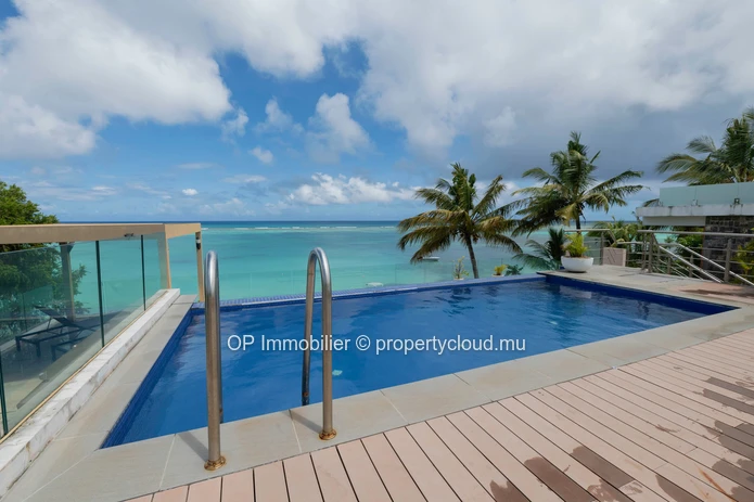 Penthouse à vendre à Péreybère, Grand Baie, 94m², 2 chambres, piscine commune, vue mer, meublé, climatisé. Rs 42M.