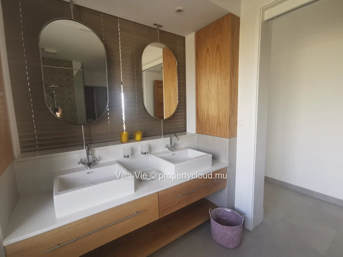 Péreybère - Appartement pieds dans l'eau de 4 chambres en-suite