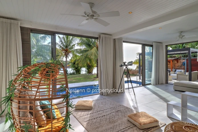 Spacieux et lumineux appartement de 300m2 avec jardin et piscine en bord de rivière