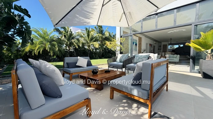 Villa contemporaine avec piscine à débordement