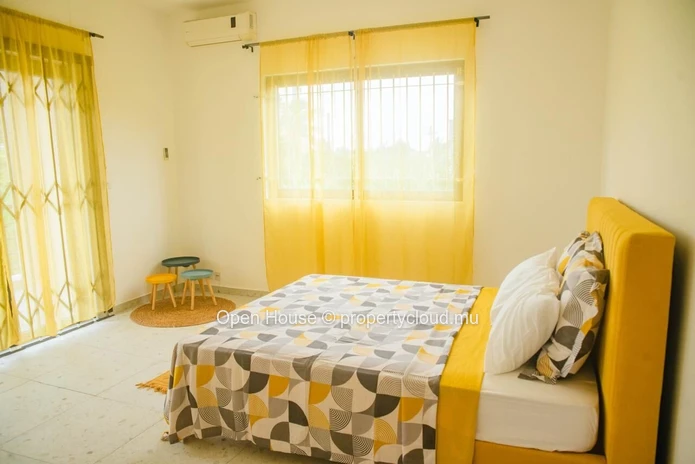À vendre à Saint Antoine, superbe villa meublée. Elle offre 4 chambres, une piscine privée et un garage double. Idéal...