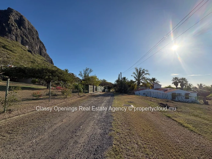 Le Morne 2018 m² Plot — Iconic Mountain & Sea Views