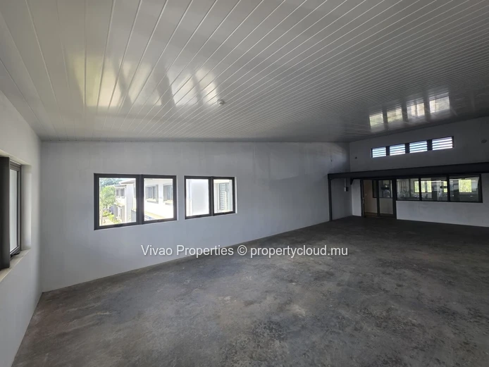 Location local commercial 97 m² avec mezzanine à Calebasses