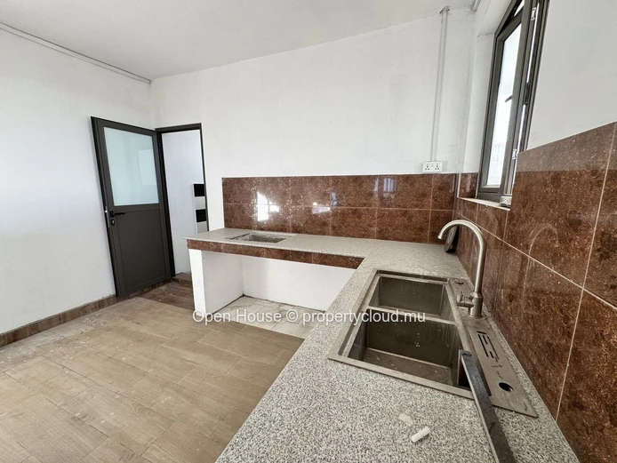 92 m² commercial space + 185m² terrace for rent in The Vale