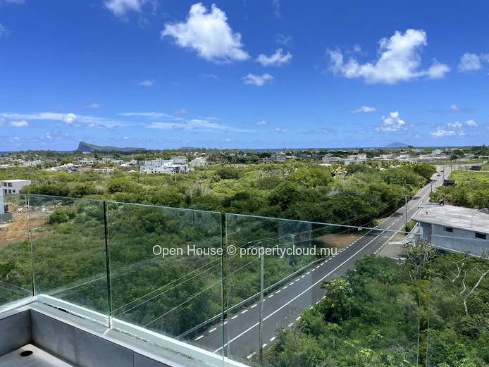 3-bedroom penthouse with private pool for rent in Péreybère