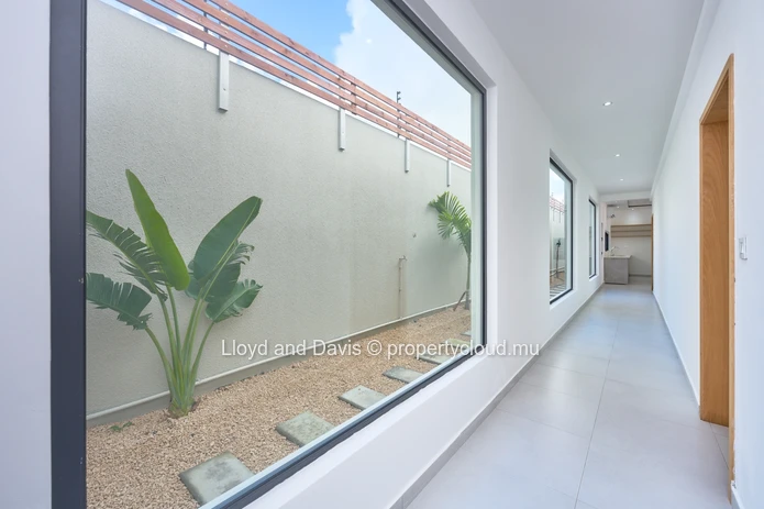 Villa avec piscine et jardin paysager