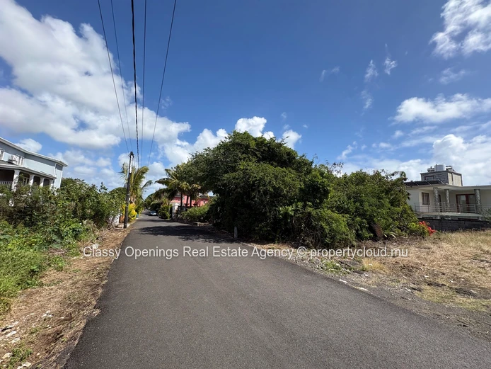 Pereybere 715 m² Plot — Near Golf, Bus Stop & Shops