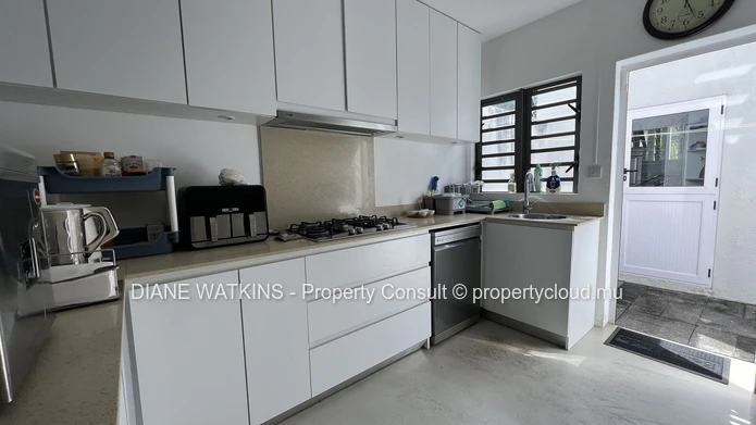 Rare 3-Bedroom Beachfront Villa for Rent in La Preneuse