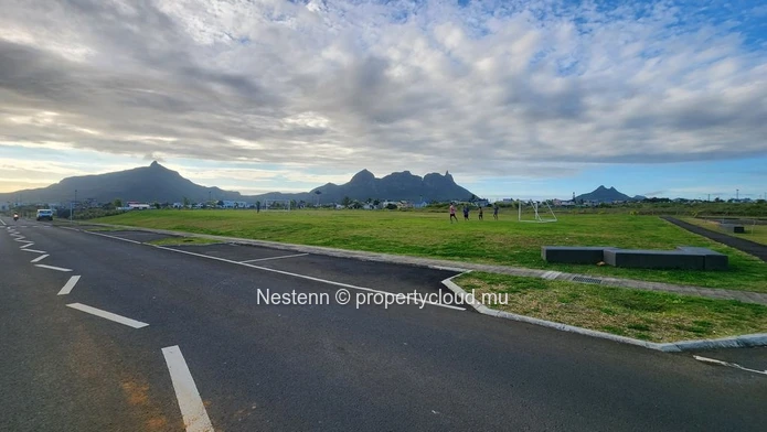 Terrain à vendre à l'Avenir, 581,12 m² clôturé avec vue sur la montagne, proche des écoles, des arrêts de bus, du gol...