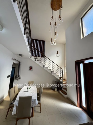 Maison moderne et spacieuse, entièrement meublée avec 4 chambres et double garage