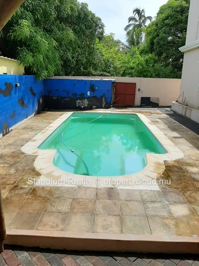 Villa à Vendre – 6 Chambres, Tombeau Bay, Nord