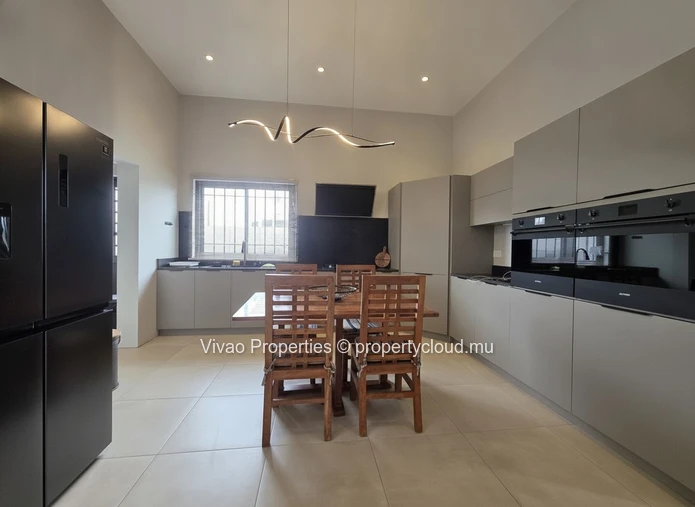 Villa individuelle de 2 chambres en-suite avec piscine privée à louer à Péreybère