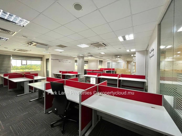 Bureau Meublé Premium à Louer au Cœur d’Ebène Cybercity