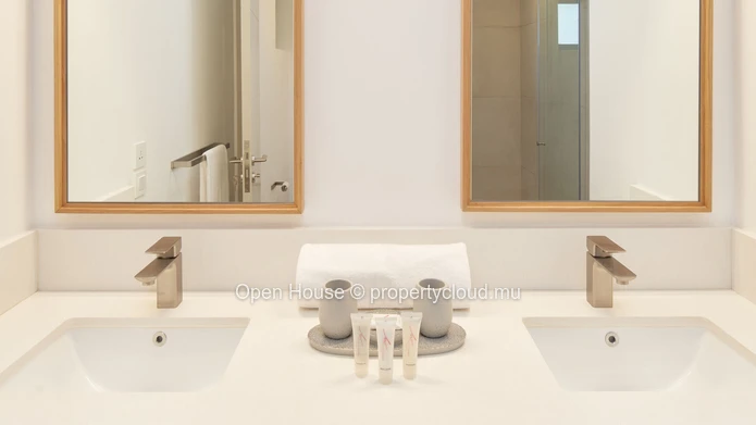FOR SALE - Apartment R+2 - Pointe aux Canonniers - 3 bedrooms, communal pool, close to the beach - accessible to fore...