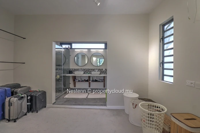 4-bedroom house  with secure garage and mountain view