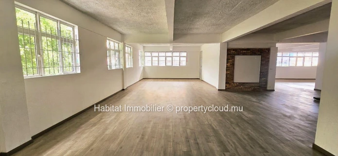 To rent : Unfurnished spacious office of 929 m² in Port Louis