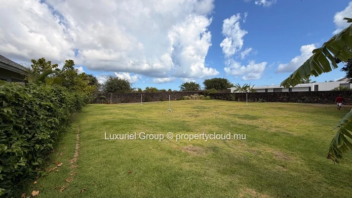 Terrain Résidentiel De 1 200 M² À Vendre En Résidence Sécurisée
