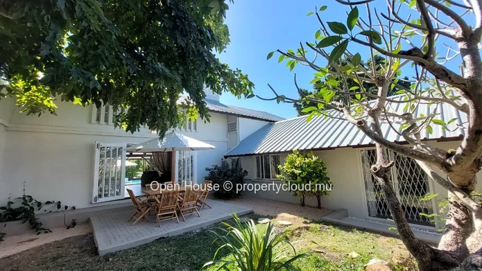 Villa meublée de 3 chambres avec piscine à louer à Calodyne