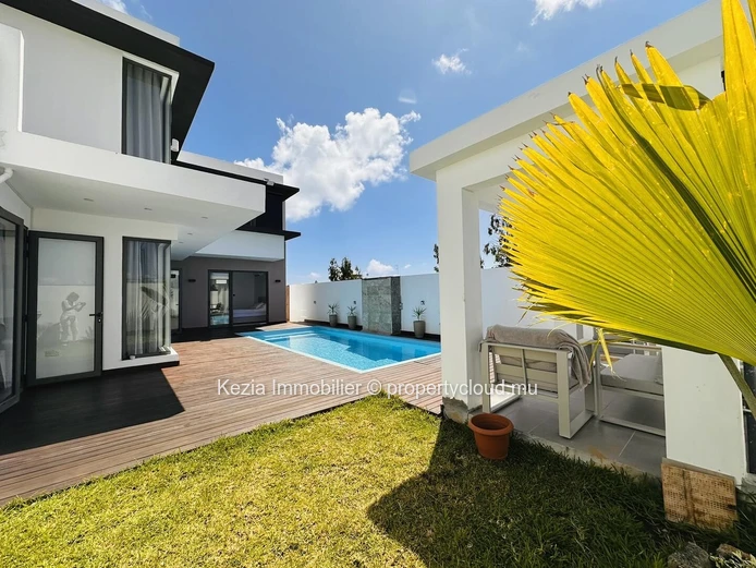 Contemporary Villa With Sleek Architecture
