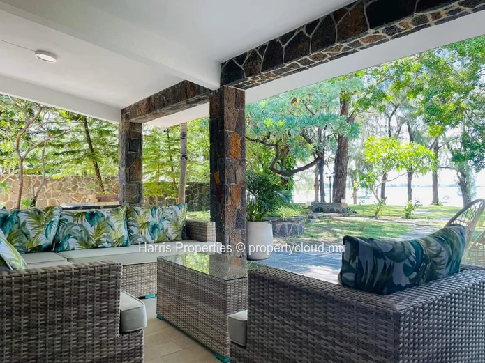 Superbe villa pieds dans l'eau à vendre à Calodyne