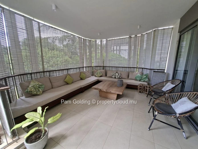 Découvrez ce superbe appartement 2 chambres avec salles de bains ensuite, terrasse avec jardin privé, piscine commune... (Mandat exclusif)